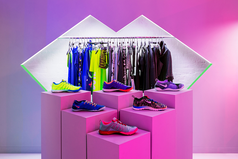Pegajoso Destruir pelo Pop up Store Nike Neon-lit en NYC - Peanut Design Studio